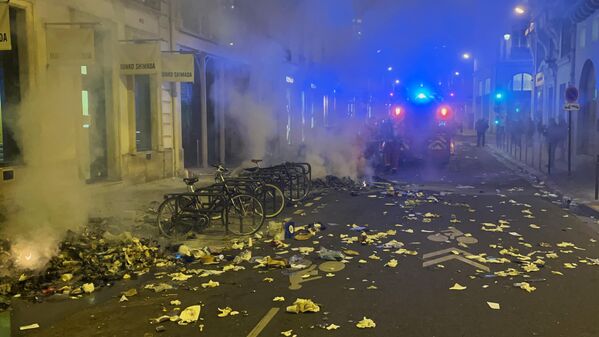 Последствия акции протеста против пенсионной реформы на одной из улиц в Париже. - Sputnik Молдова