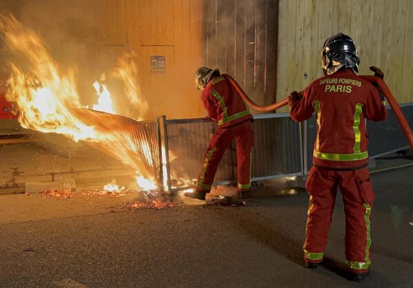 Пожар, возникший в результате акции протеста против пенсионной реформы, на одной из улиц в Париже. - Sputnik Молдова