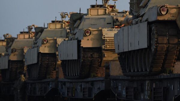 Soldații americani lângă tancuri M1 Abrams, la Baza Aeriană Mihail Kogălniceanu - Sputnik Moldova-România