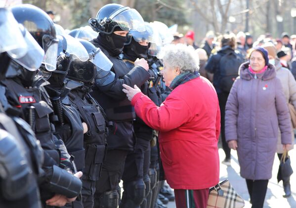 Polițiști în timpul unui protest al opoziție în centrul Chișinăului. Activiștii solicită guvernului să plătească facturile la serviciile de încălzire și de electricitate pentru perioada rece a anului  și cer demisia conducerii țării. - Sputnik Moldova-România