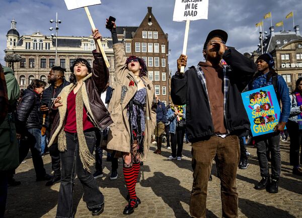 Manifestanți care  participă la un miting organizat anual de Comitetul 21 Martie împotriva rasismului și discriminării în Piața Dam din Amsterdam, 18 martie 20223. - Sputnik Moldova-România
