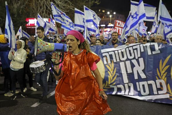 Protestatari adunați la Haifa în timpul unui miting organizat împotriva controversatului proiect de lege de revizuire judiciară propus de guvernul israelian, 18 martie 2023. - Sputnik Moldova-România