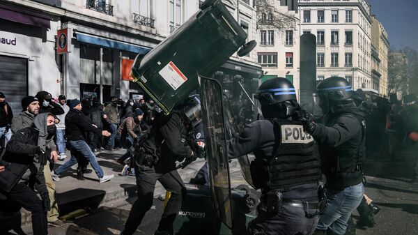 Протесты во Франции: 80 задержанных, раненые полицейские и миллион митингующих - Sputnik Молдова