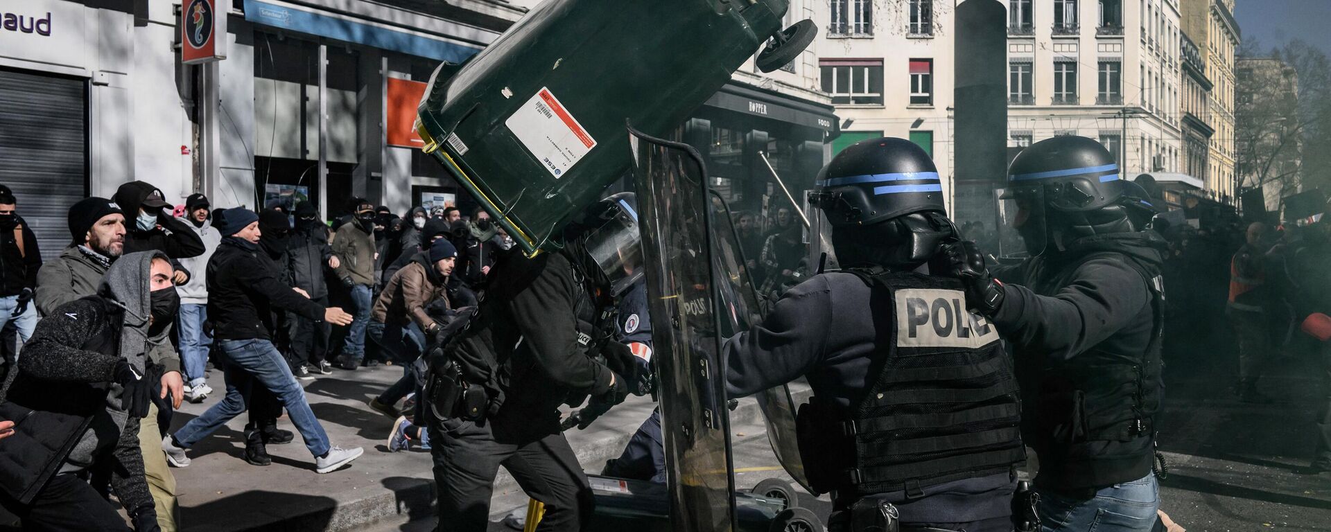 Протесты во Франции: 80 задержанных, раненые полицейские и миллион митингующих - Sputnik Молдова, 1920, 24.03.2023