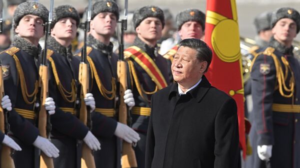 Председатель КНР Си Цзиньпин, прибывший в Москву с государственным визитом, во время церемонии встречи в аэропорту - Sputnik Молдова