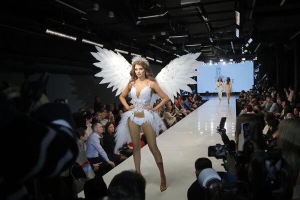 Модель демонстрирует наряд модного бренда Irneste российского дизайнера Ирины Степановой во время Volga Fashion Week в Москве. - Sputnik Молдова