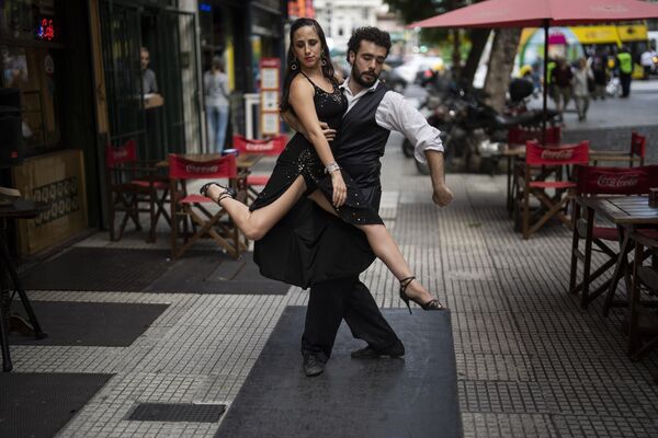 Танцоры исполняют танго для туристов в центре Буэнос-Айреса, Аргентина. - Sputnik Молдова