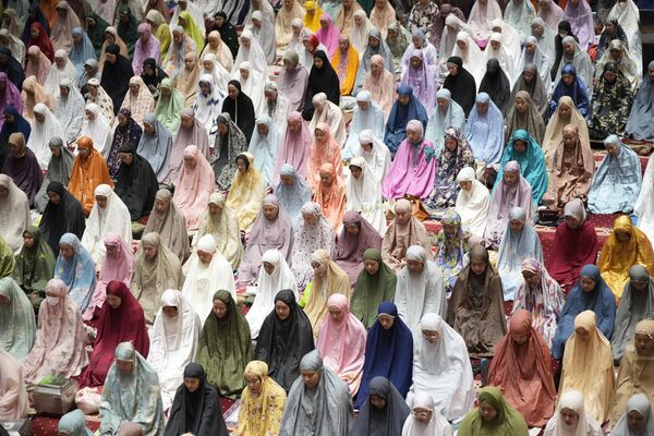 Мусульмане совершают вечернюю молитву &quot;таравих&quot;, посвященную первому кануну священного месяца поста Рамадан, в мечети Истикляль в Джакарте. - Sputnik Молдова