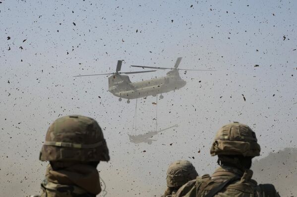 Вертолет CH-47 Chinook армии США перевозит гаубицу M777 во время совместных военных учений между Южной Кореей и США. - Sputnik Молдова