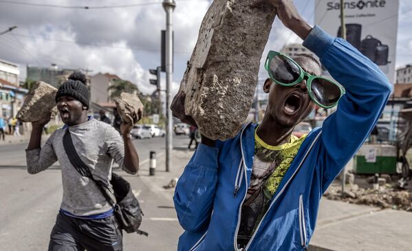 Сторонники оппозиции несут камни и скандируют лозунги с требованием снижения налогов в Найроби, Кения. - Sputnik Молдова