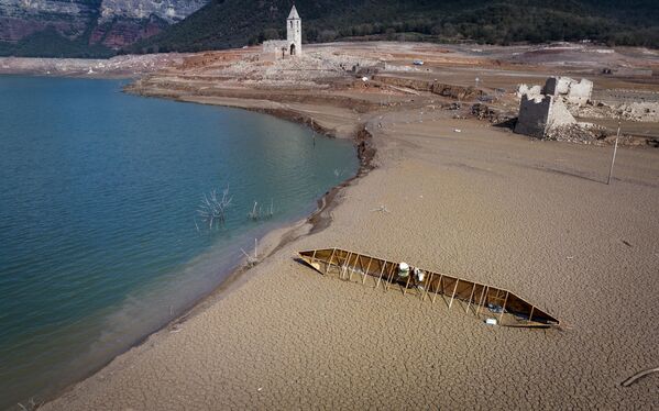 Вид на водохранилище Сау к северу от Барселоны, уровень воды в котором значительно снизился и составляет всего 9% от изначального. - Sputnik Молдова