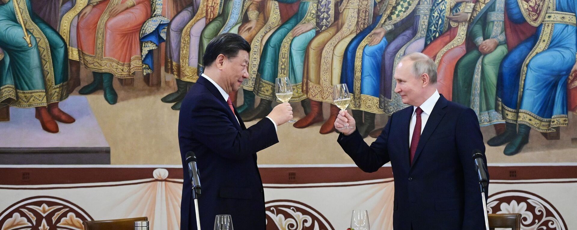 Президент РФ Владимир Путин и председатель КНР Си Цзиньпин на торжественном приеме в Грановитой палате Московского Кремля - Sputnik Молдова, 1920, 25.02.2025
