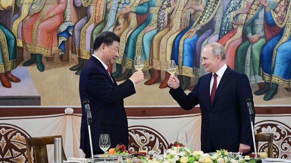 Президент РФ Владимир Путин и председатель КНР Си Цзиньпин на торжественном приеме в Грановитой палате Московского Кремля - Sputnik Молдова