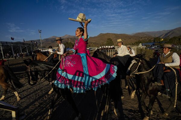 Мексиканская всадница  приветствует участников первого собрания конного отряда Колины в Сантьяго, Чили. - Sputnik Молдова