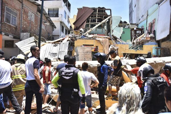 Местные жители и спасатели перед зданиями, разрушенными землетрясением в Эквадоре. - Sputnik Молдова