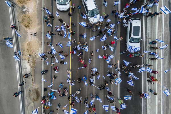 Израильтяне протестуют против планов правительства премьер-министра Биньямина Нетаньяху по капитальному  переустройству судебной системы. - Sputnik Молдова