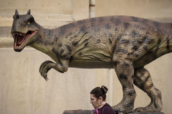 Анимированная модель динозавра возле Национального геологического музея в Бухаресте. - Sputnik Молдова