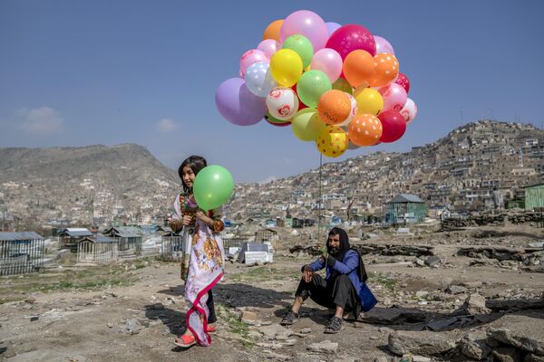 Девушка покупает воздушный шар во время празднования Навруза в Кабуле, Афганистан. - Sputnik Молдова