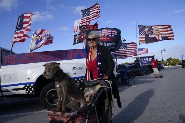 Пола Магнусон, сторонница бывшего президента Дональда Трампа на акции поддержки у поместья Трампа в Палм-Бич, штат Флорида. - Sputnik Молдова