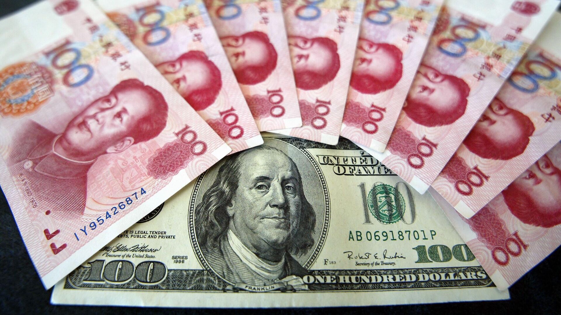 Банкнота в 100 юаней китайской валюты и банкнота в 100 долларов США - Sputnik Moldova, 1920, 12.04.2023