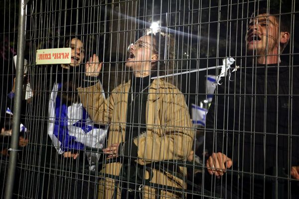 Участники протеста против судебной реформы возле резиденции премьера Биньямина Нетаньяху в Израиле. - Sputnik Молдова