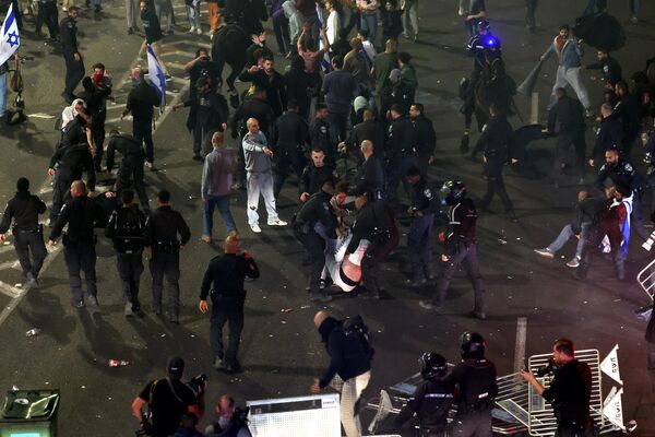 Столкновения протестующих с полицией во время митинга против судебной реформы израильского правительства в Тель-Авиве, Израиль, 27 марта 2023 года. - Sputnik Молдова