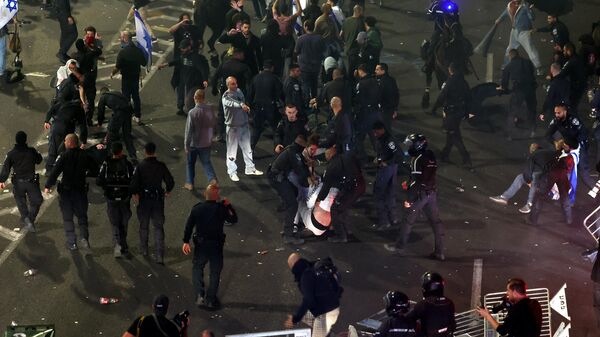 Столкновения протестующих с полицией во время митинга против судебной реформы израильского правительства в Тель-Авиве, Израиль, 27 марта 2023 года - Sputnik Moldova