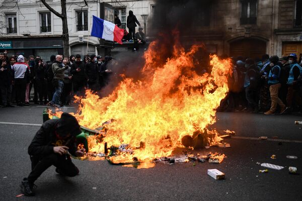 Protestarii au incendiat pubele  și alte obiecte care le-au căzut sub mână în timpul demonstrațiilor organizate pe străzile din Paris. - Sputnik Moldova-România