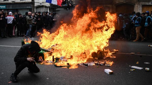 Протестующие у горящего мусора  в Париже  - Sputnik Moldova-România