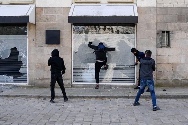 Протестующие разбивают окно офиса в Нанте. - Sputnik Молдова