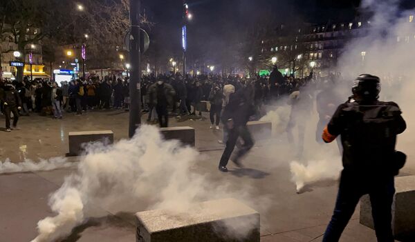 Participanți la un protest împotriva reformei pensiilor pe o stradă din Paris. Poliția a folosit gaze lacrimogene pentru a dispersa protestatarii - Sputnik Moldova-România