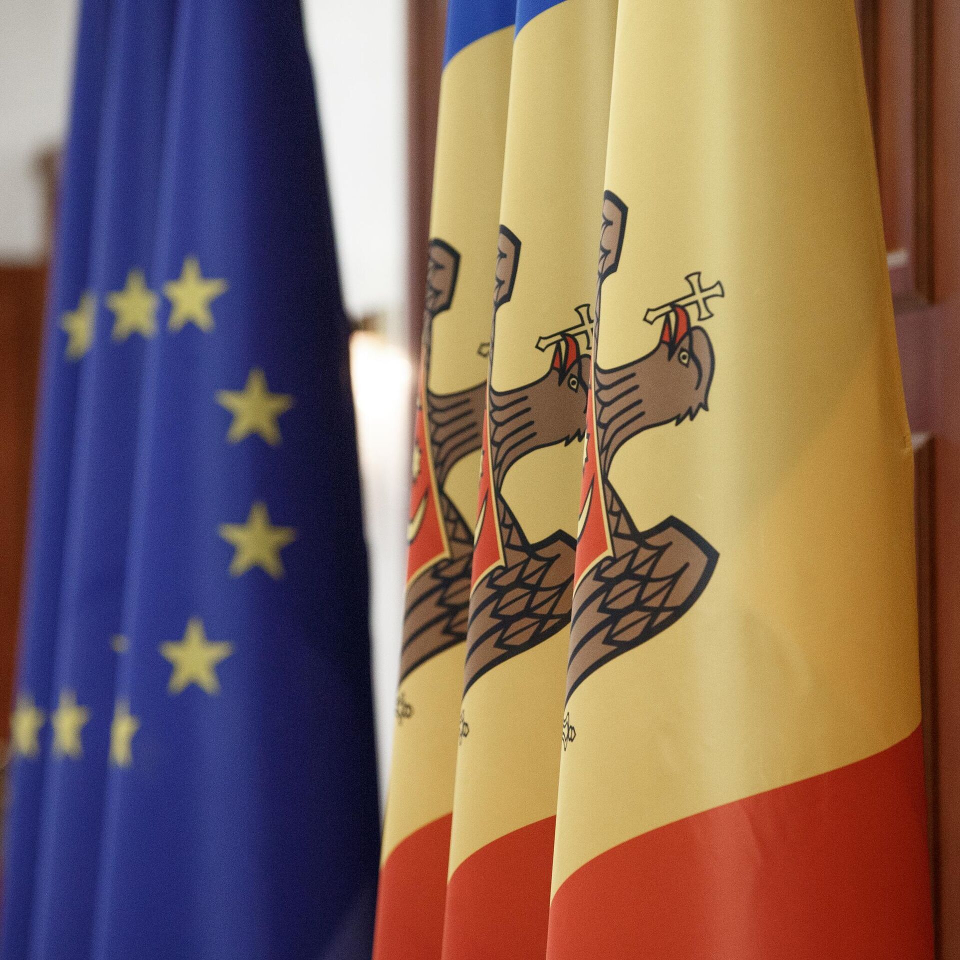 Молдавия присоединится к россии. Флаг Молдовы и Евросоюза. Представитель ЕС на сегодняшний день. Депутат: рекомендации Еврокомиссии выполнены Молдовой на 80%. Россия с Молдовой должна быть.