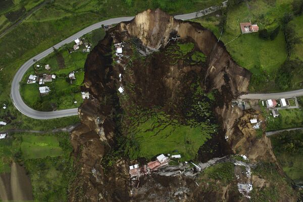 Вид с воздуха на последствия схода оползня в Эквадоре. - Sputnik Молдова
