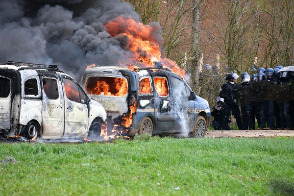 Французская полиция рядом с горящими машинами в Сент-Солин,  Франция. - Sputnik Молдова