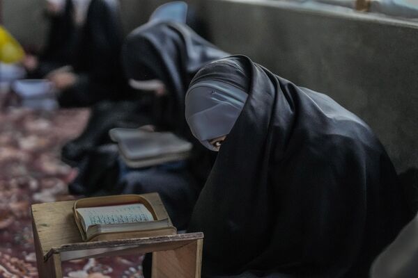 Кашмирская мусульманка на занятиях по чтению Корана в Сринагаре, Индия. - Sputnik Молдова