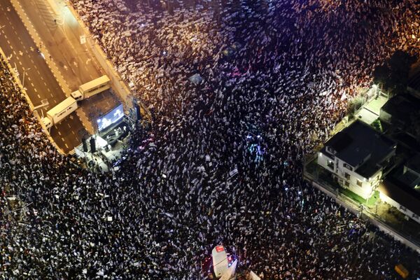 Люди протестуют против спорного правительственного законопроекта о пересмотре судебной системы в Тель-Авиве, Израиль. - Sputnik Молдова