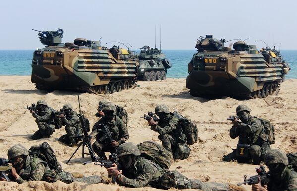 Военнослужащие морской пехоты Вооруженных сил Республики Корея высадились на десантных машинах-амфибиях KAAV на берег в Пхохане в рамках совместных с США десантных учений Ssangyong (&quot;Двойной дракон&quot;). - Sputnik Молдова