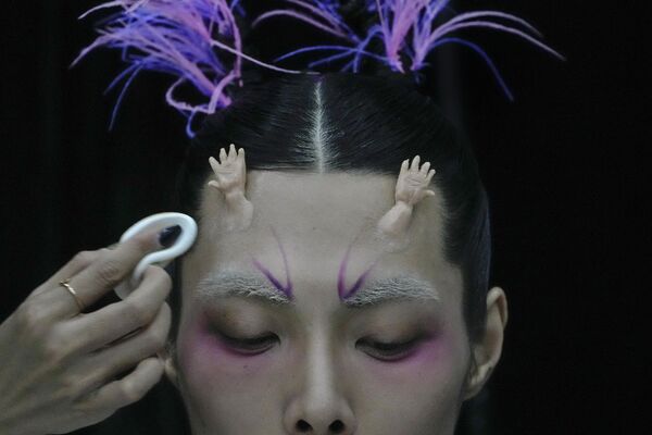 Модель на Китайской неделе моды в Пекине. - Sputnik Молдова