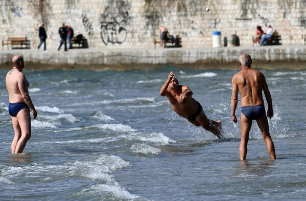 Группа мужчин играет в игру под названием &quot;Пичигин&quot; на пляже Бачвице на Адриатическом побережье в Хорватии. - Sputnik Молдова