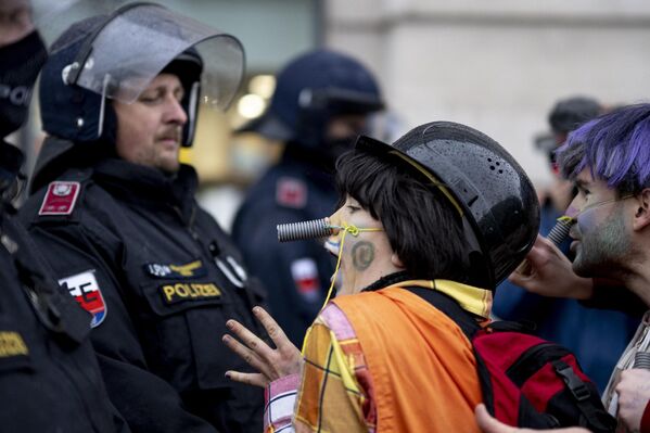 Демонстранты в маскарадных костюмах протестуют во время Европейской газовой конференции в Вене, Австрия. - Sputnik Молдова