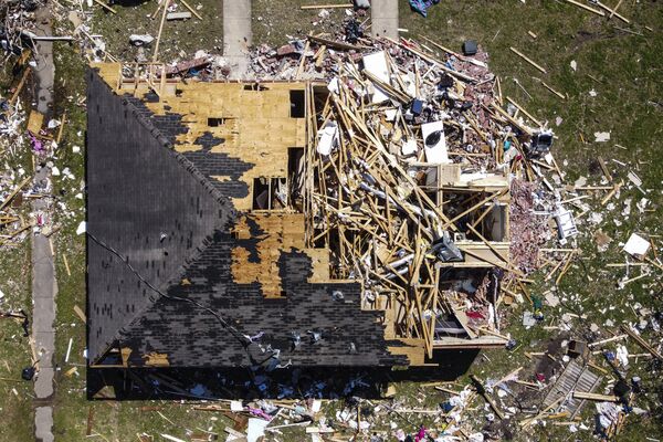 Вид с воздуха на дом, разрушенный торнадо, в Роллинг-Форк, штат Миссисипи, США. - Sputnik Молдова