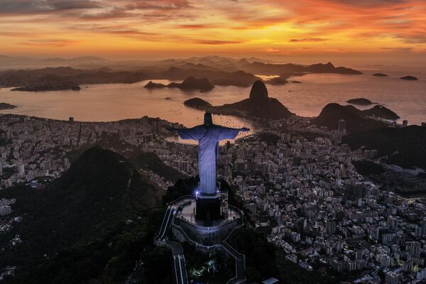 Восход солнца и статуя Христа-Искупителя в Рио-де-Жанейро, Бразилия. - Sputnik Молдова