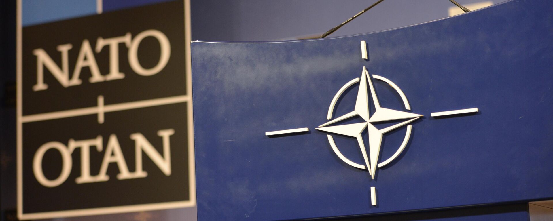 Трибуна в зале для пресс-конференций штаб-квартиры НАТО. - Sputnik Молдова, 1920, 04.04.2024