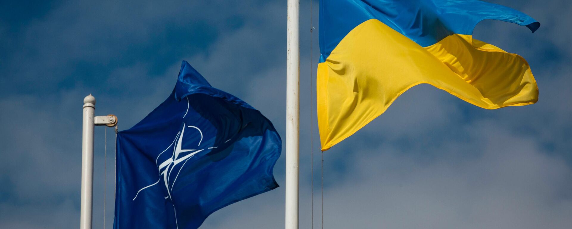 Национальный флаг Украины и флаг Организации Североатлантического договора (НАТО). - Sputnik Молдова, 1920, 25.05.2023