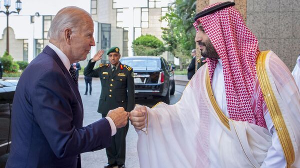 Mohammed bin Salman (d) îl salută pe președintele american Joe Biden (s) - Sputnik Moldova