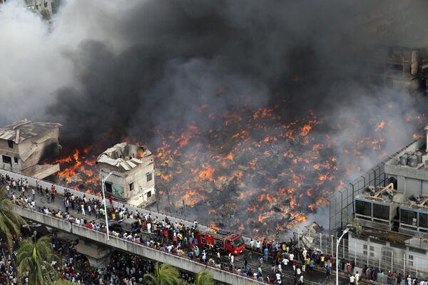 Пожар бушует на популярном рынке более дешевой одежды в столице Бангладеш Дакке, Бангладеш, во вторник, 4 апреля 2023 года.  - Sputnik Молдова