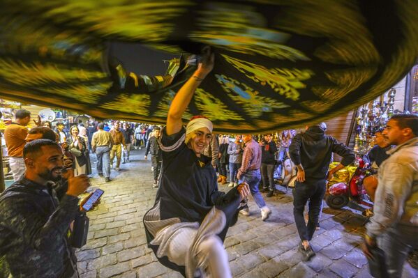Дервиш кружится во время традиционного представления во время священного месяца Рамадан на улице Аль-Муэз в Каире, Египет, вечером во вторник, 4 апреля 2023 года.  - Sputnik Молдова