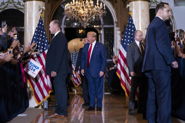 Экс-президент США Дональд Трамп прибывает, чтобы выступить в своем поместье Мар-а-Лаго во вторник, 4 апреля 2023 года, в Палм-Бич, штат Флорида, после того, как ранее в тот же день ему было предъявлено обвинение в Нью-Йорке. - Sputnik Молдова