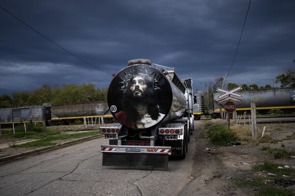 Изображение Иисуса нарисовано на кузове бензовоза в Пуэрто-Хенераль-Сан-Мартин, Аргентина, в понедельник, 3 апреля 2023 года. - Sputnik Молдова