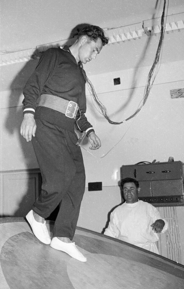 Советский космонавт Герман Титов во время подготовки к космическому полету. Тренировка на вибрационном столе, 1961 год - Sputnik Молдова